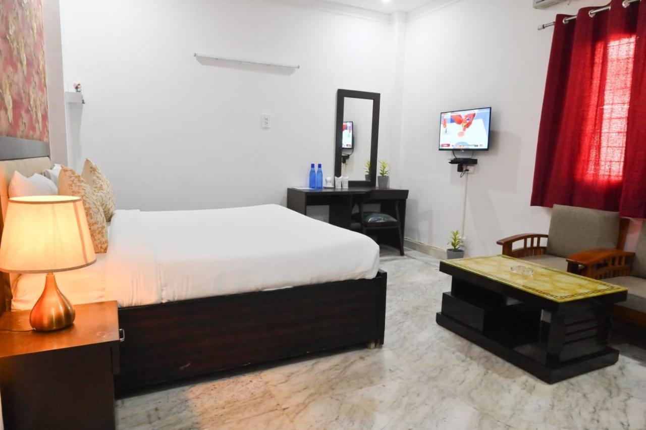 Hotel Wild Rose New Delhi Ngoại thất bức ảnh